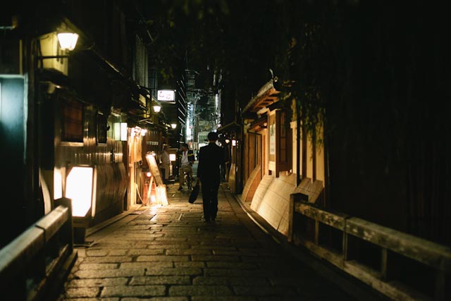 Gion at night - the cat you and us