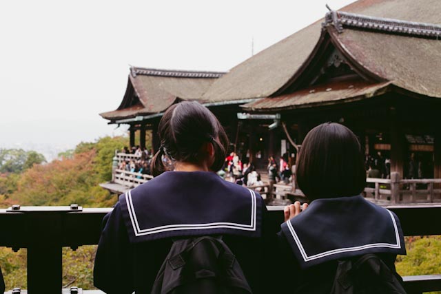 Kyomizu-dera students - the cat you and us