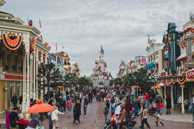 Disneyland Paris Halloween - The cat, you and us