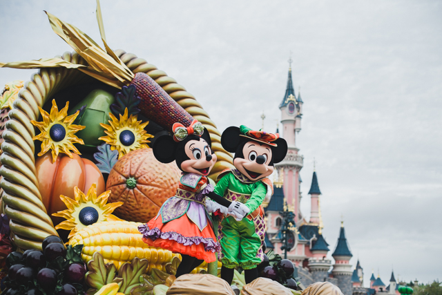 Disneyland Paris Harvest Parade - The cat, you and us