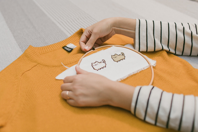Pusheen cross-stitch DIY for a sweater - The cat, you and us