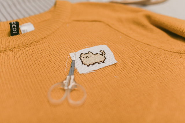 Pusheen cross-stitch DIY for a sweater - The cat, you and us