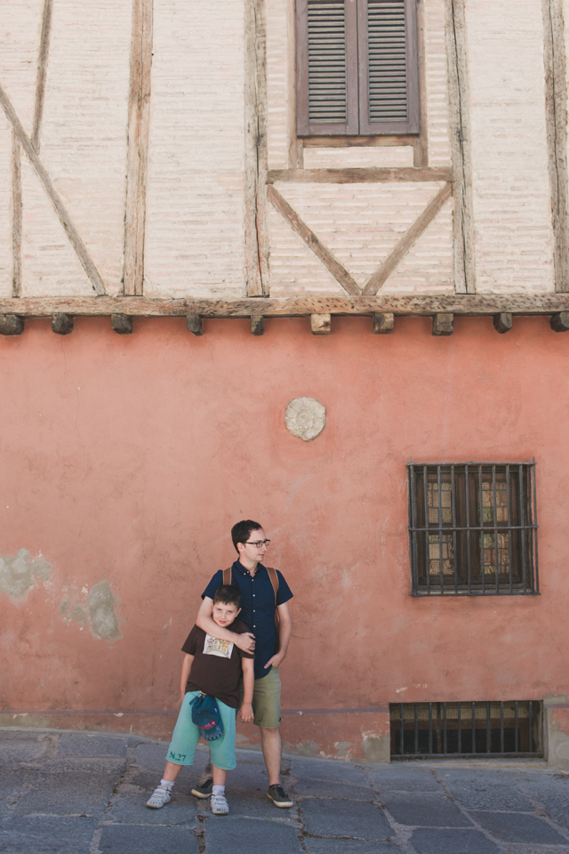 Dani and Samuel in Segovia - The cat, you and us