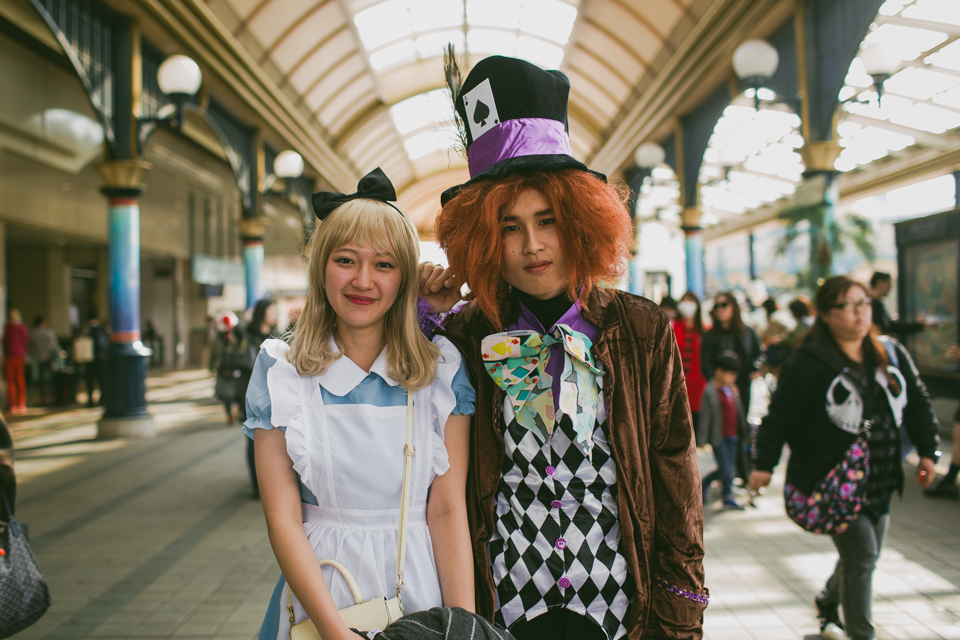 Alice in Wonderland and the Mad Hatter costumes in Tokyo Disneyland - The cat, you and us