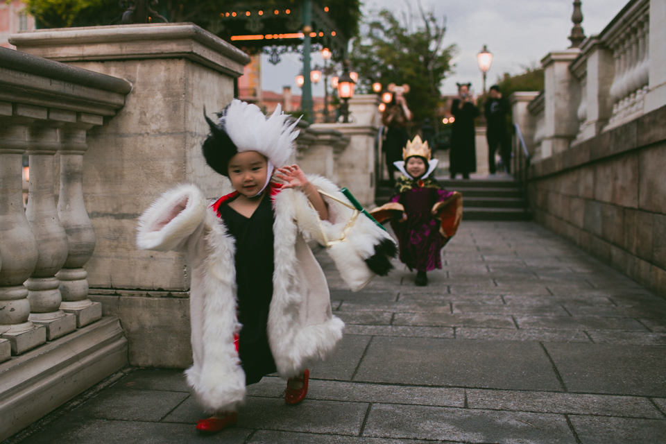 Tokyo DisneySea cruella de vil and evil queen costumes - The cat, you and us