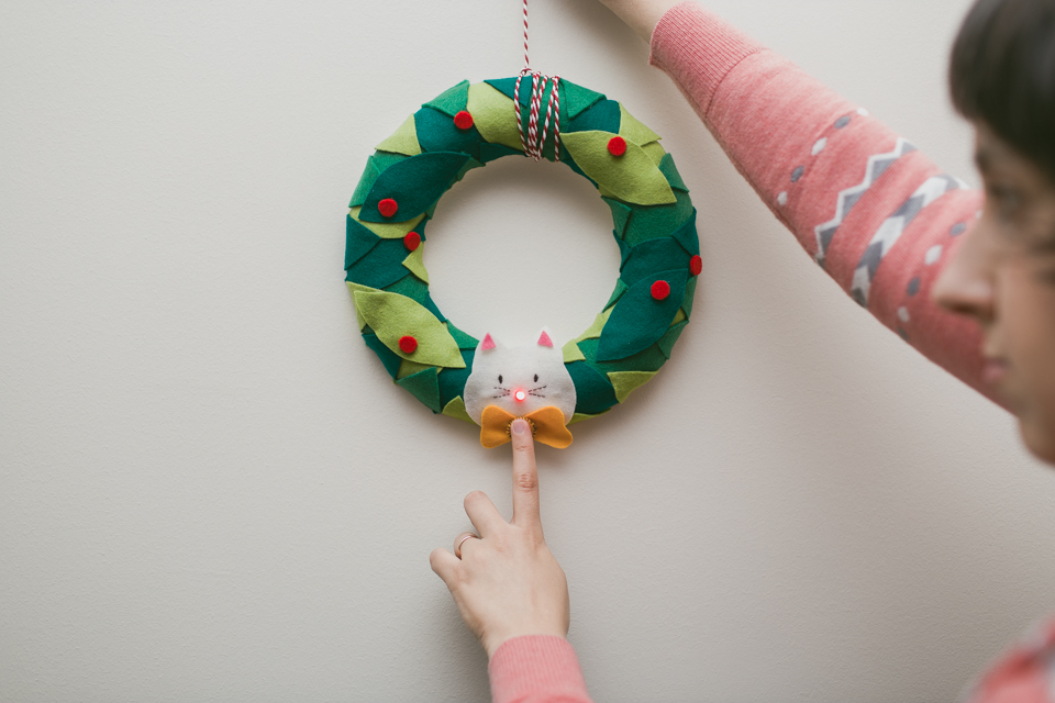 DIY Christmas felt wreath - The cat, you and us