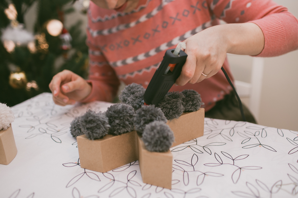 DIY Pom Pom XMAS letters - The cat, you and us