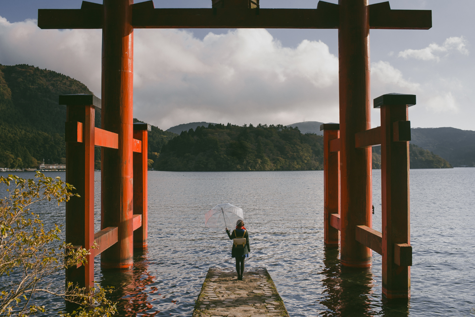 Hakone shrine and Lake Ashi - The cat, you and us