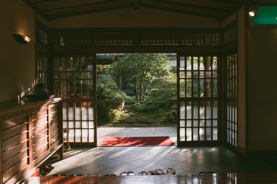 Takuminoyado Yoshimatsu onsen - The cat, you and us