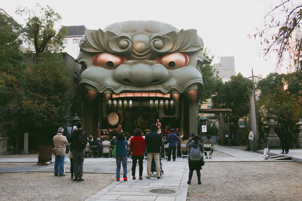 Namba dragon temple - The cat, you and us