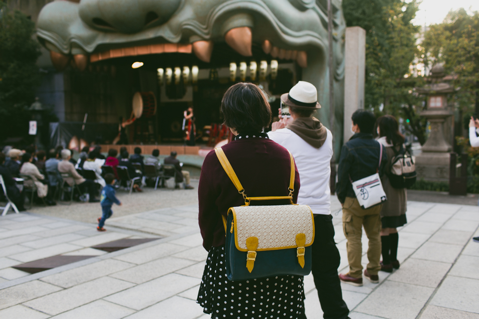 Namba dragon temple - The cat, you and us