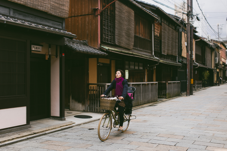 Kyoto streets - The cat, you and us