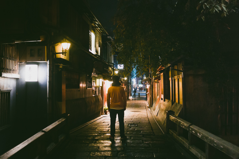 Kyoto Gion at night - The cat, you and us