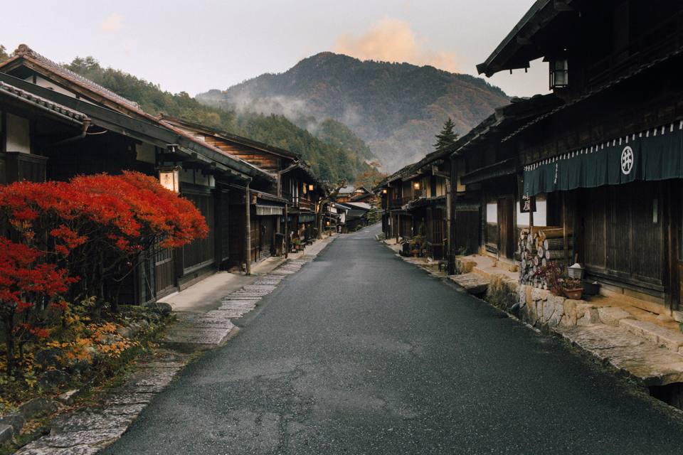 Tsumago in the morning - The cat, you and us