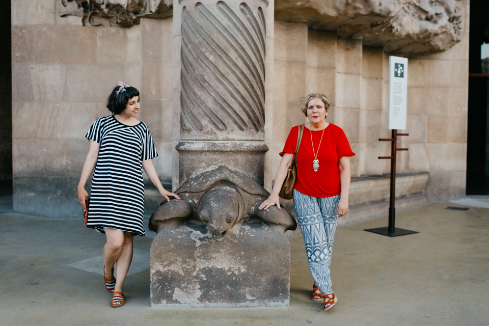 Sagrada Familia turtle column - The cat, you and us