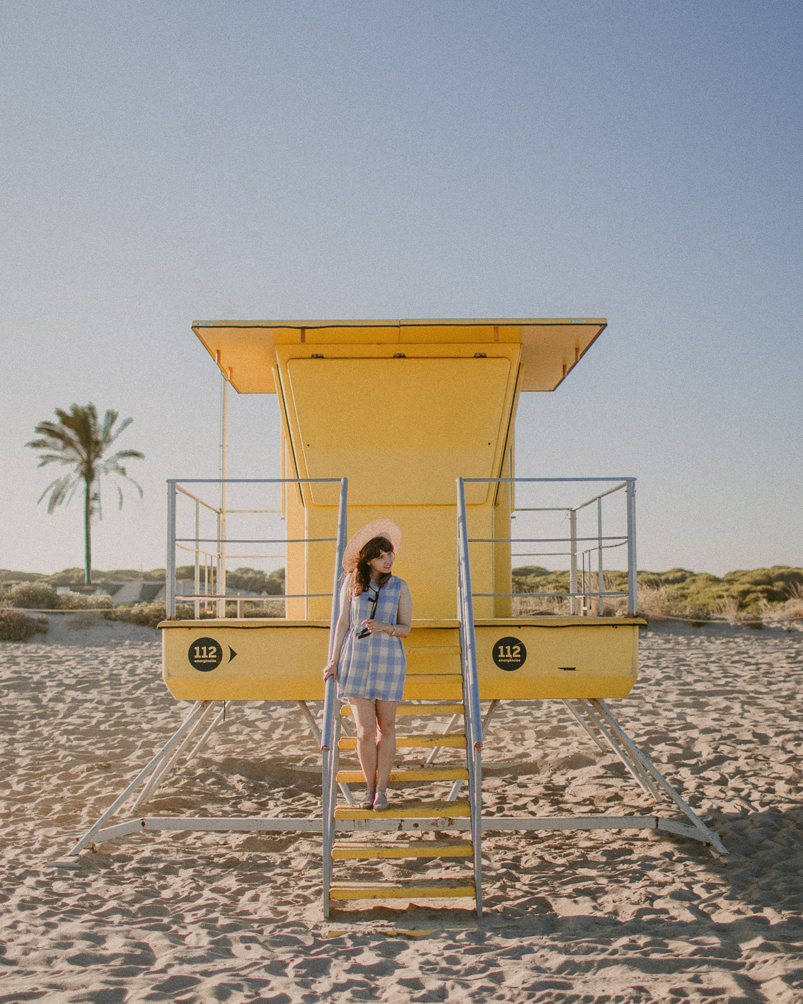 Yellow lifeguard tower Prat del Llobregat - The cat, you and us