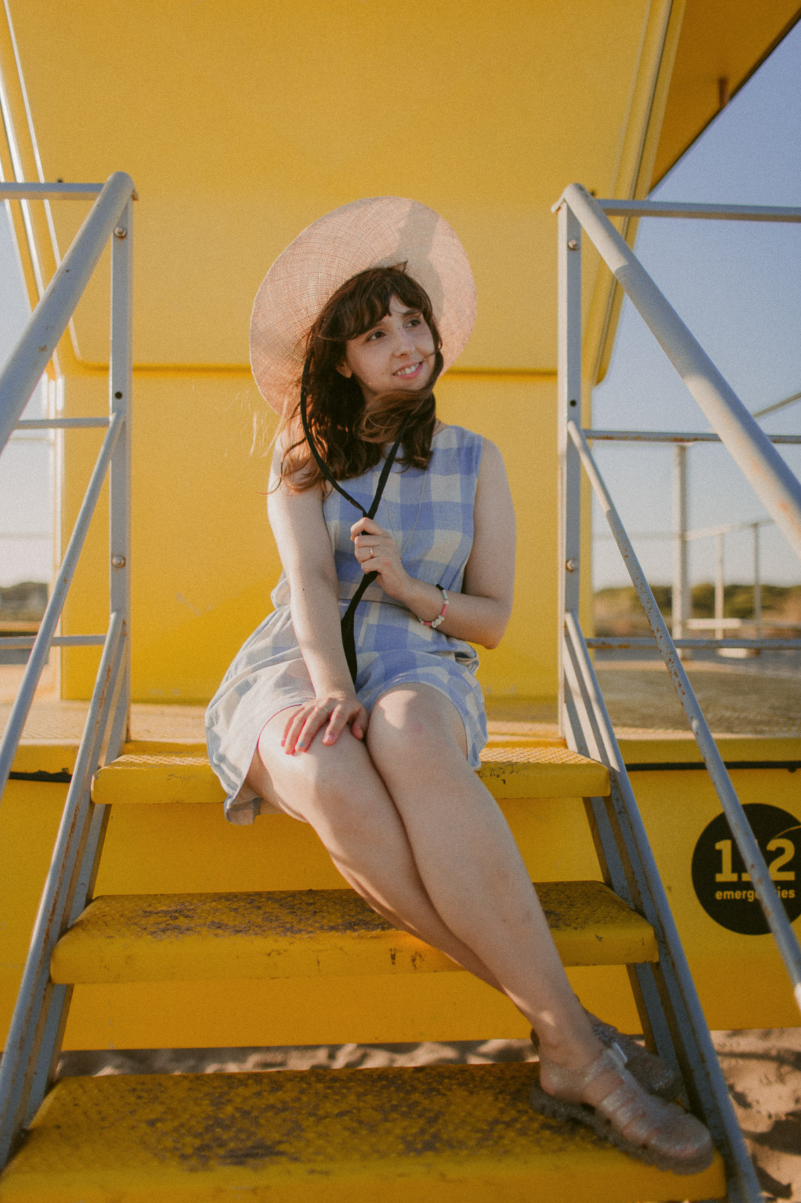 Yellow lifeguard tower Prat del Llobregat - The cat, you and us