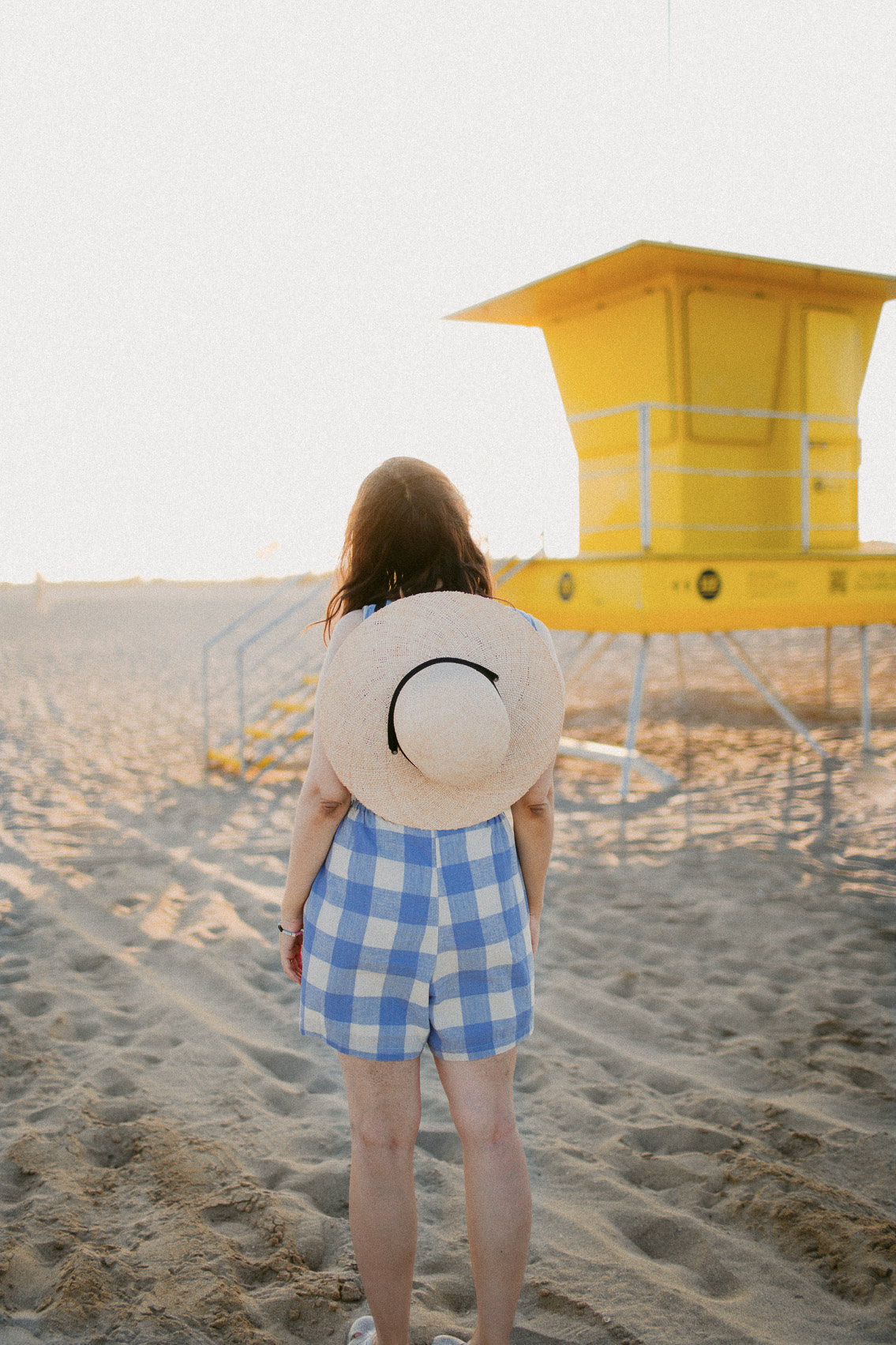 Yellow lifeguard tower Prat del Llobregat - The cat, you and us