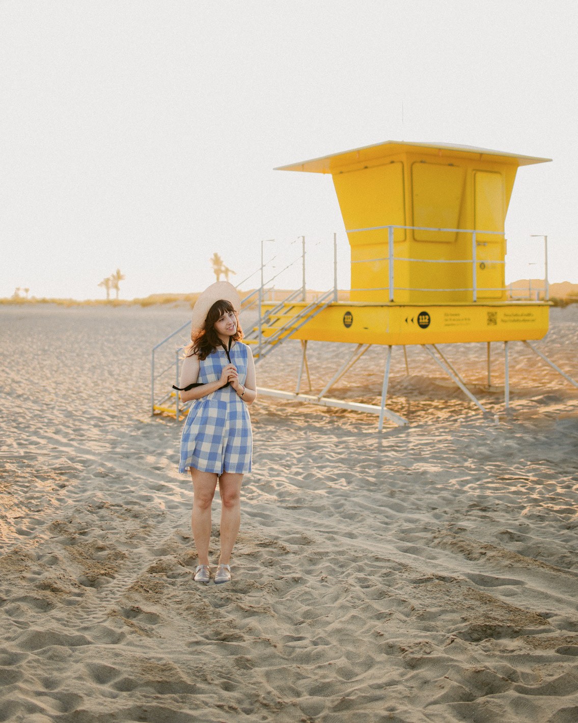 Yellow lifeguard tower Prat del Llobregat - The cat, you and us