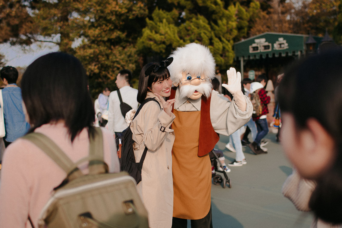 Tokyo Disneyland characters meetup - The cat, you and us