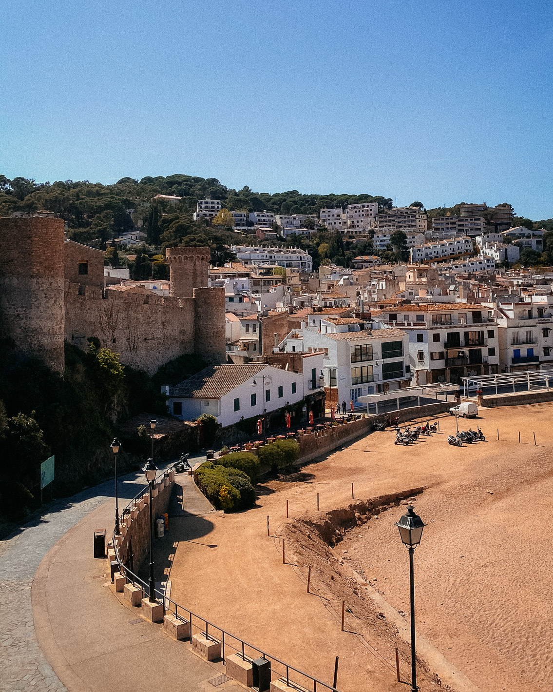 Tossa de Mar the moors - The cat, you and us